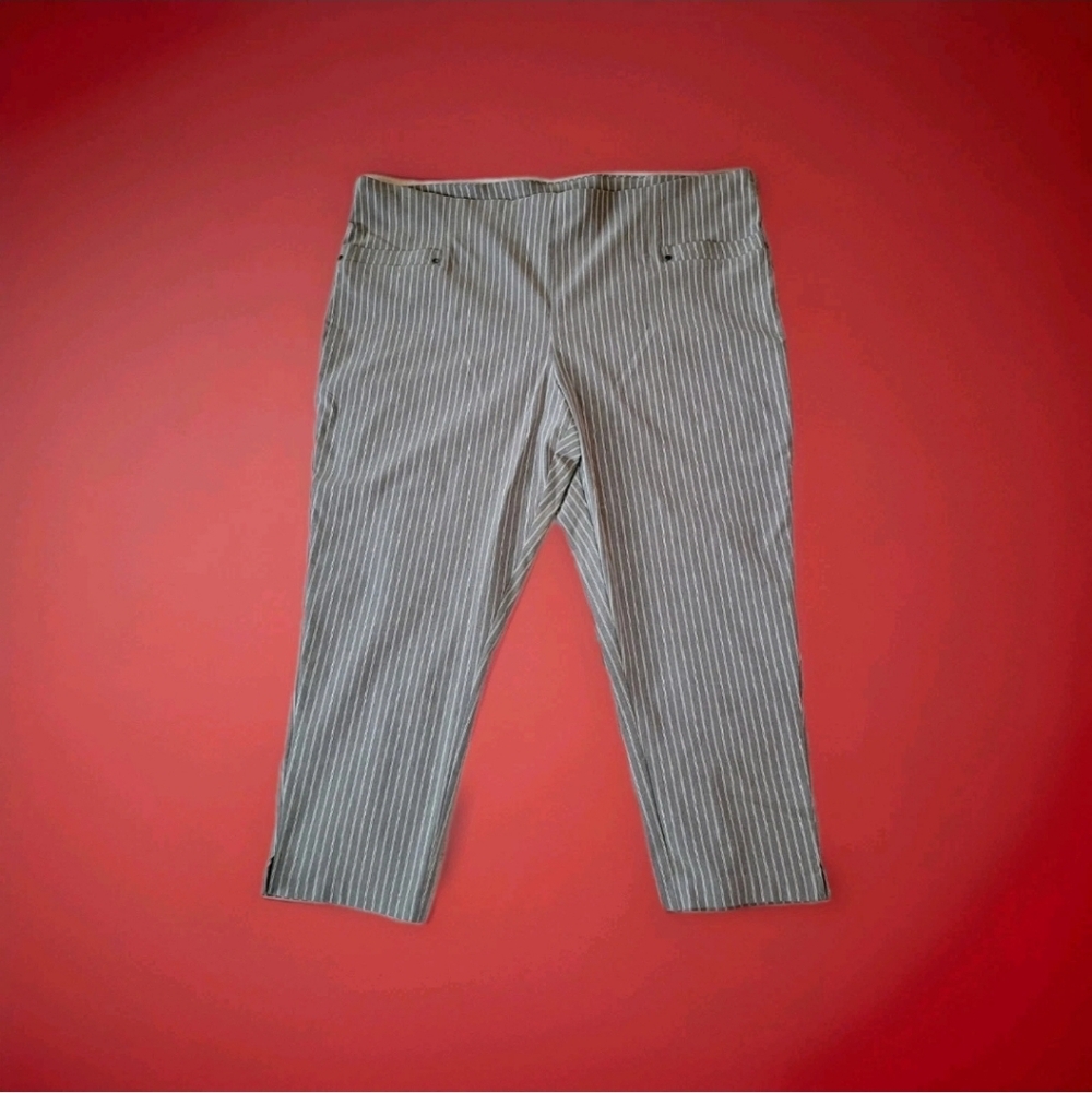 Maurices Womens Size 4X Cropped Gray Pinstripe Elastic Waist Stretch Capri Pants